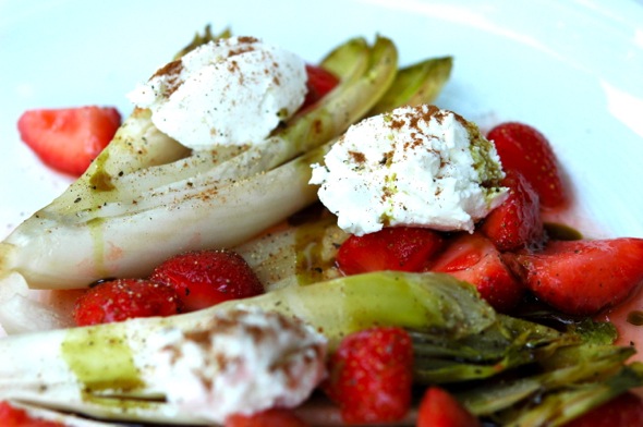 Warmer Chicorée-Salat mit mazerierten Erbeeren und Ziegenfrischkäse
