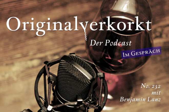 Header, Ankündigung des Podcasts. Ein Bild mit Weinglas und Mikrofon.