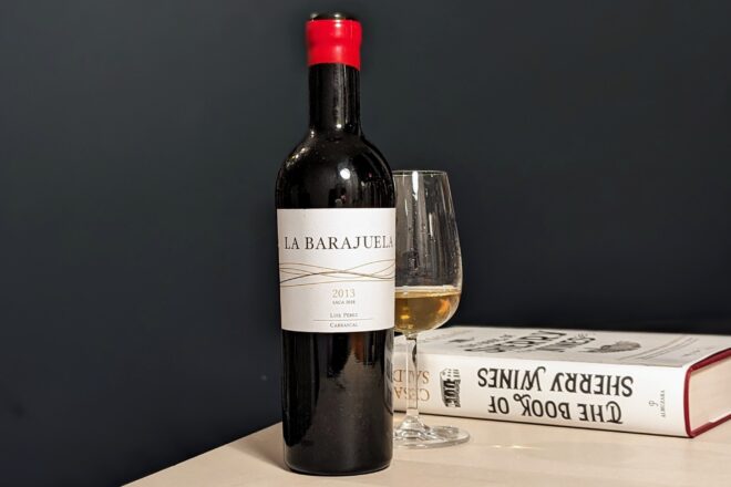 Flasche La Barajuela mit Glas und Buch "The Book of Sherry Wines"