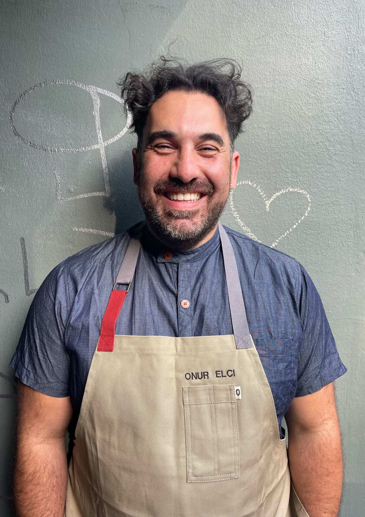 Portrait Onur Elci mit Schürze